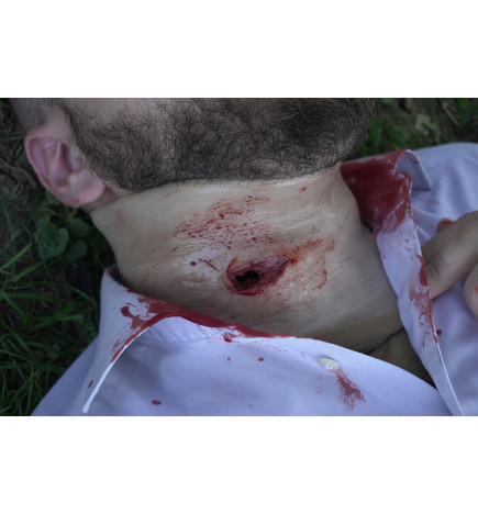 Simulatore di ferita da arma da fuoco al collo indossabile