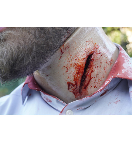 Simulatore di ferita da lacerazione al collo indossabile